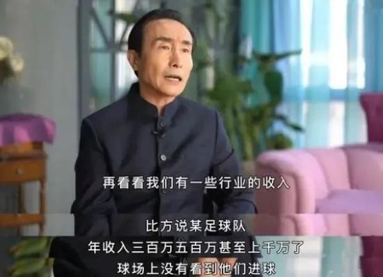 还增加了很多关于未来的想象画面，同样令人惊艳不已，如智能化的3D全息广告将会以十分美丽的形象出现在影片中